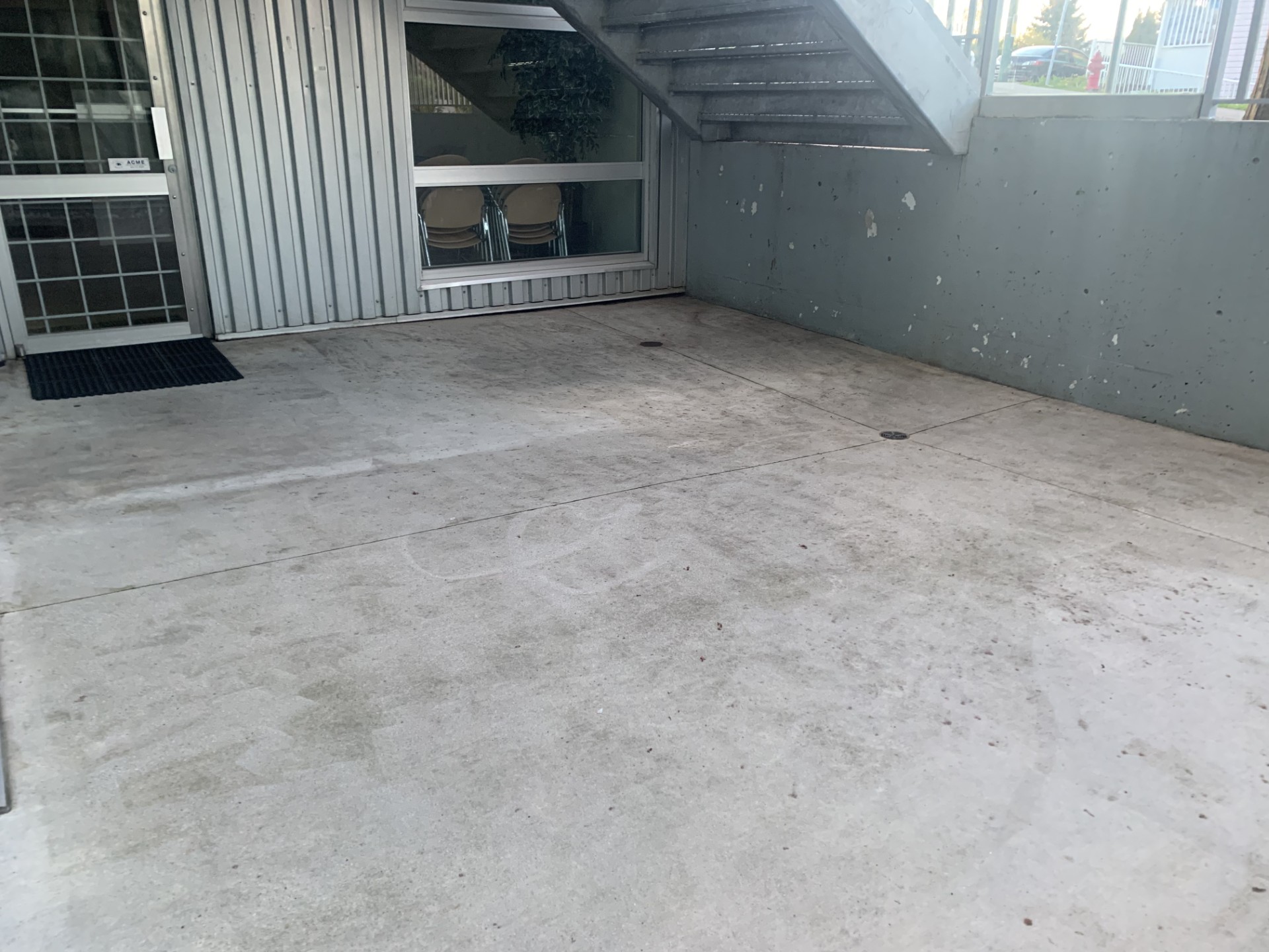 /img/entry-courtyard.jpg