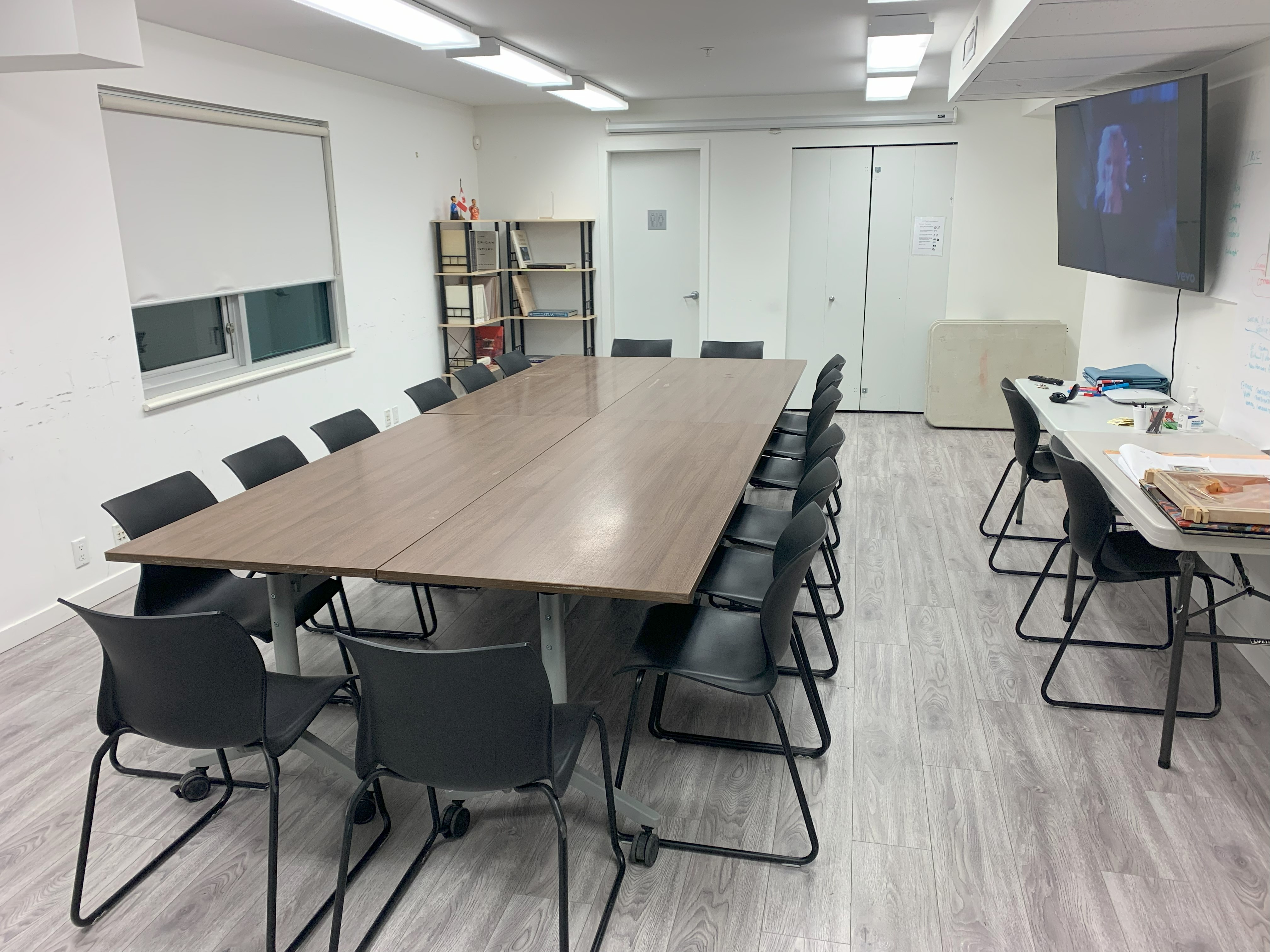 /img/meeting-room-1.jpeg
