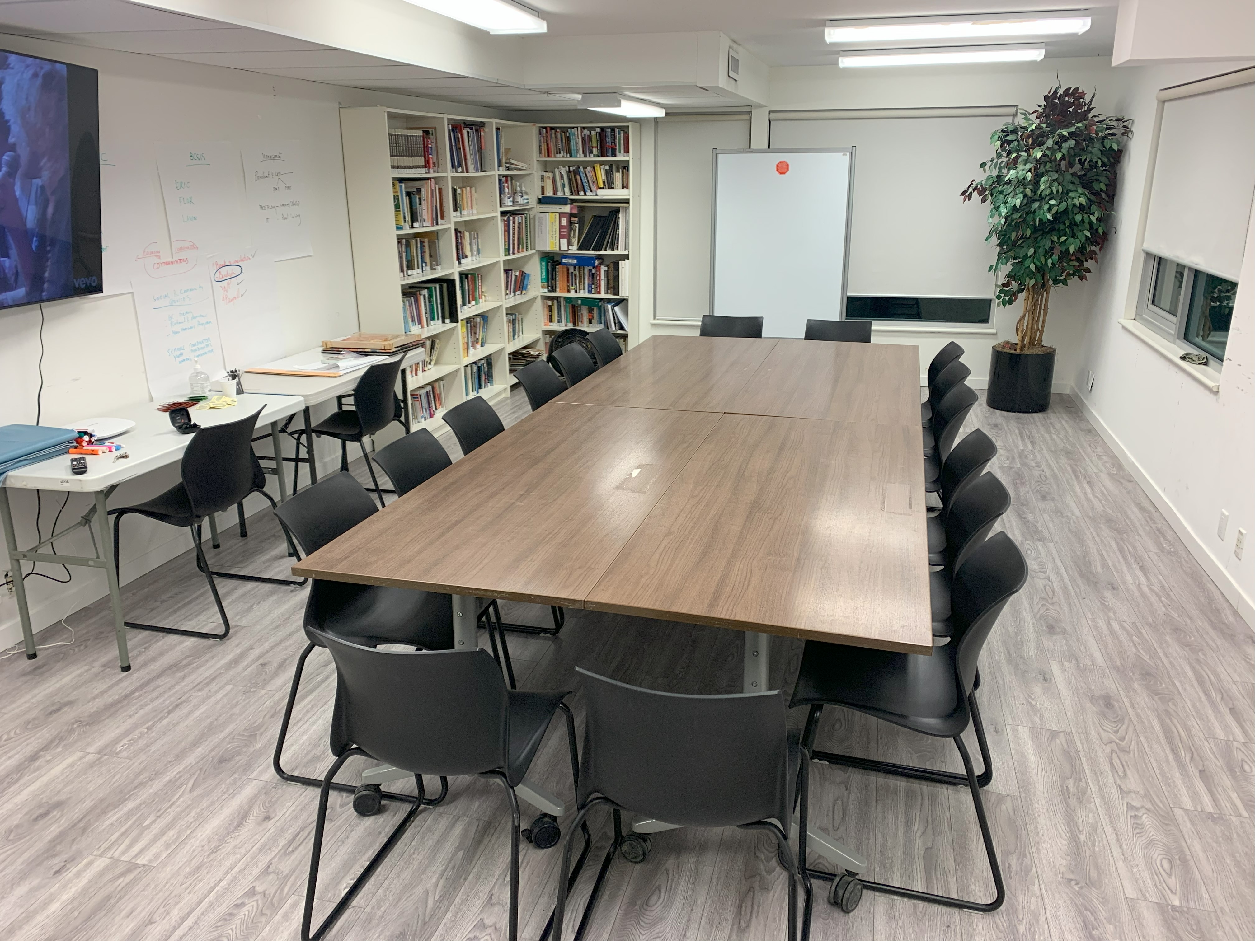 /img/meeting-room-2.jpeg